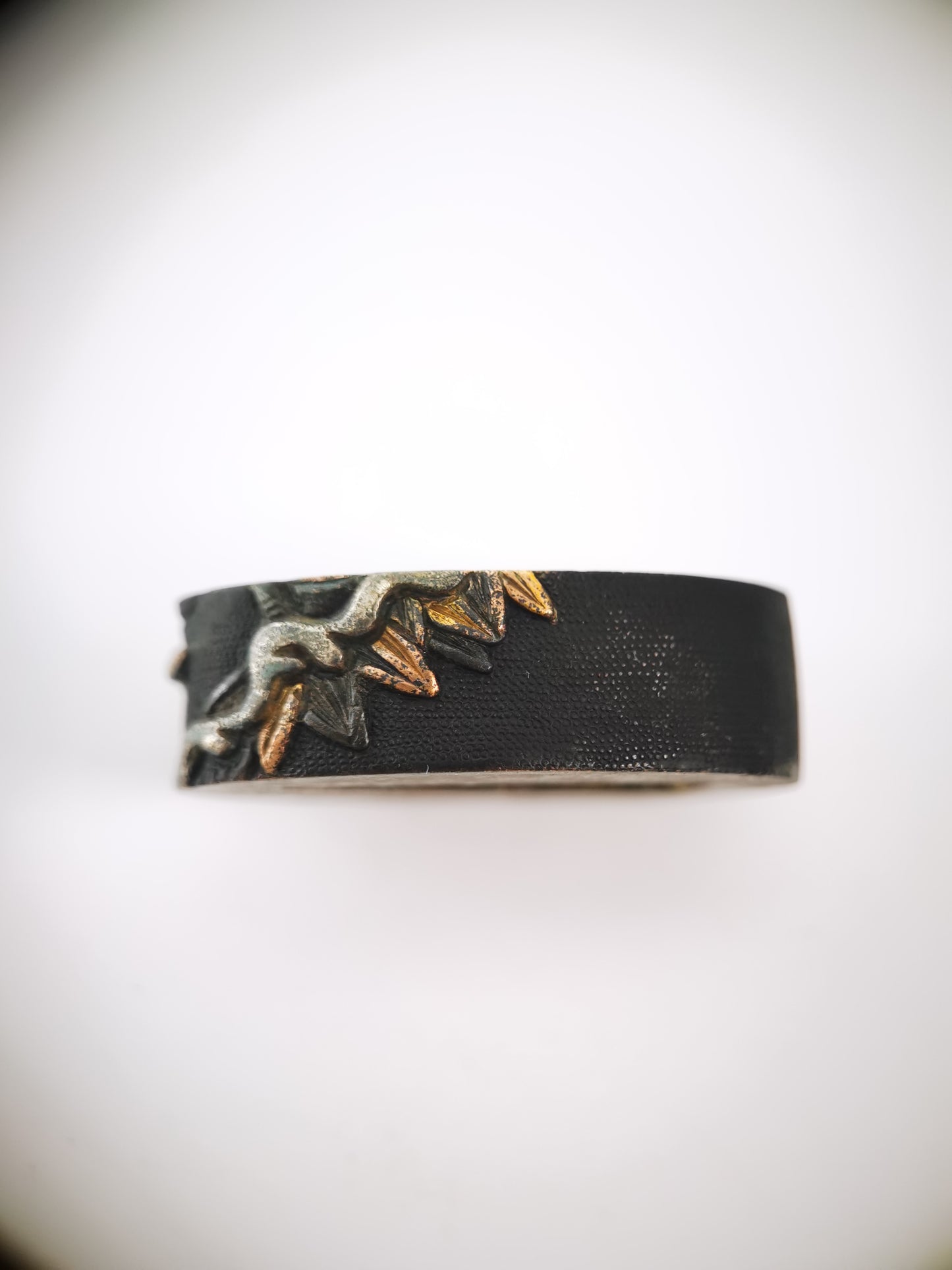 Japanese Fierce Tiger in Snowy Bamboo Pattern Single Fuchi for Katana Wakziashi Edo Period Antique F209