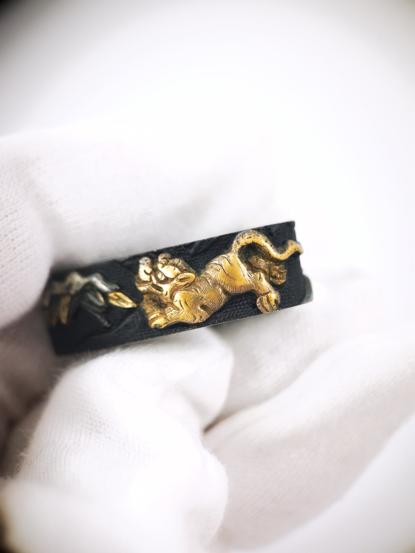 Japanese Fierce Tiger in Snowy Bamboo Pattern Single Fuchi for Katana Wakziashi Edo Period Antique F209