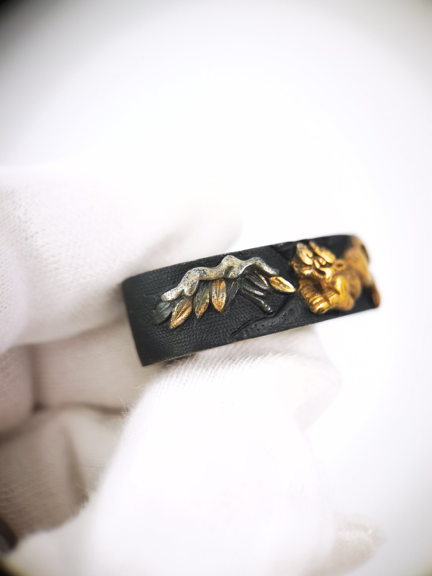Japanese Fierce Tiger in Snowy Bamboo Pattern Single Fuchi for Katana Wakziashi Edo Period Antique F209