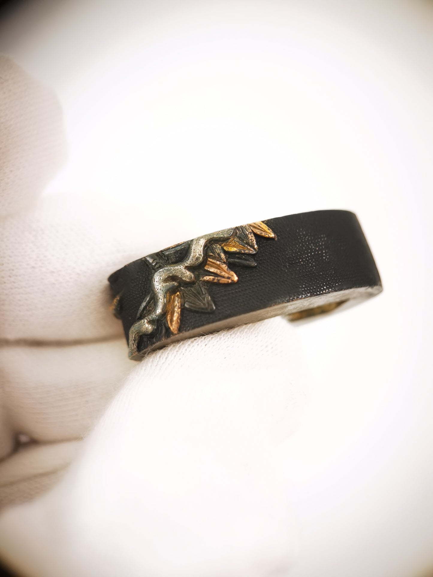 Japanese Fierce Tiger in Snowy Bamboo Pattern Single Fuchi for Katana Wakziashi Edo Period Antique F209