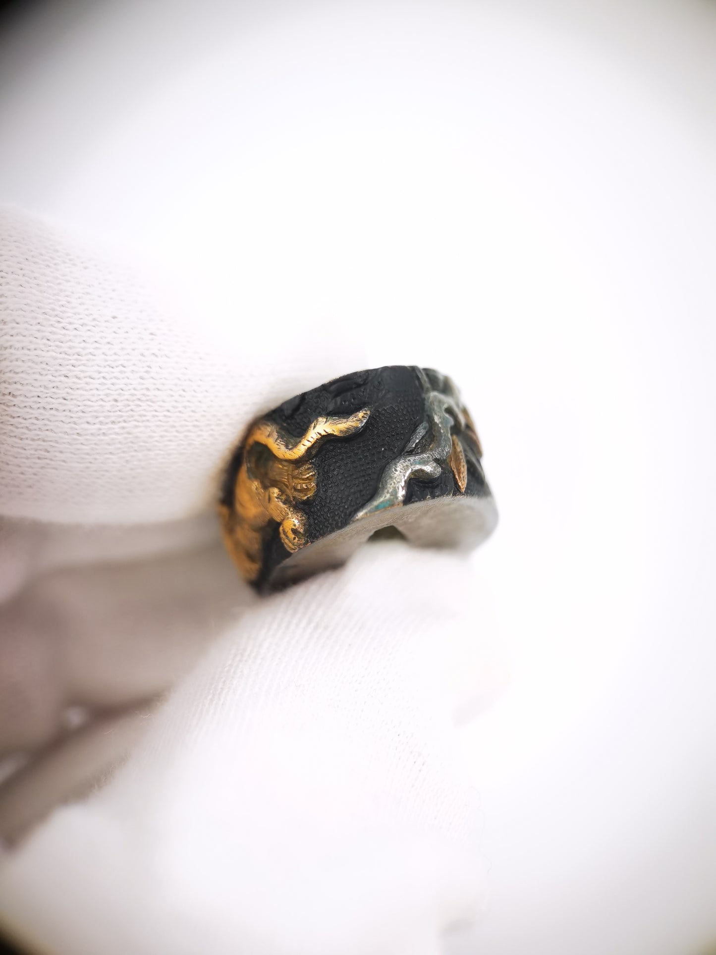Japanese Fierce Tiger in Snowy Bamboo Pattern Single Fuchi for Katana Wakziashi Edo Period Antique F209