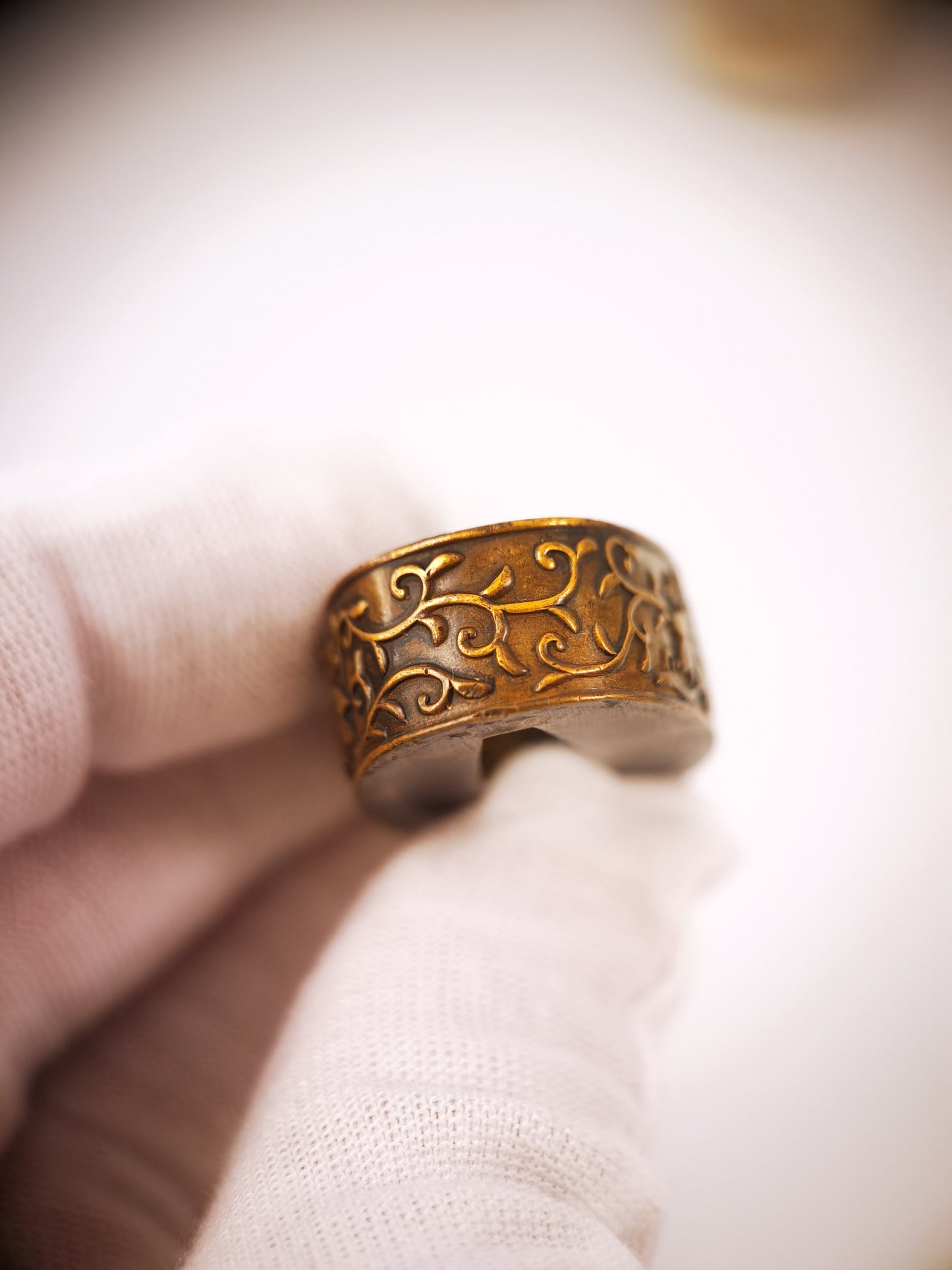 Japanese Karakusa Gosan Kiri Pattern Single Fuchi for Katana Wakziashi Edo Period Antique F213