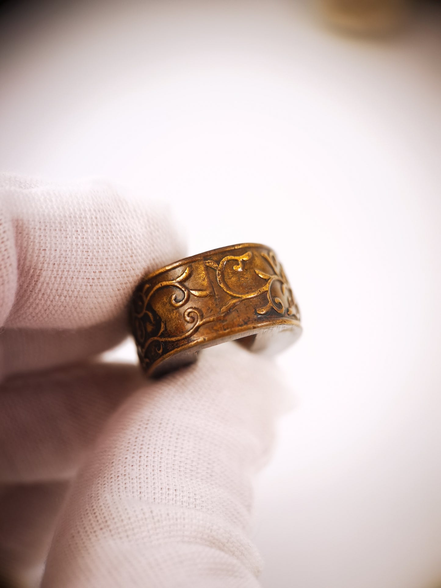 Japanese Karakusa Gosan Kiri Pattern Single Fuchi for Katana Wakziashi Edo Period Antique F213