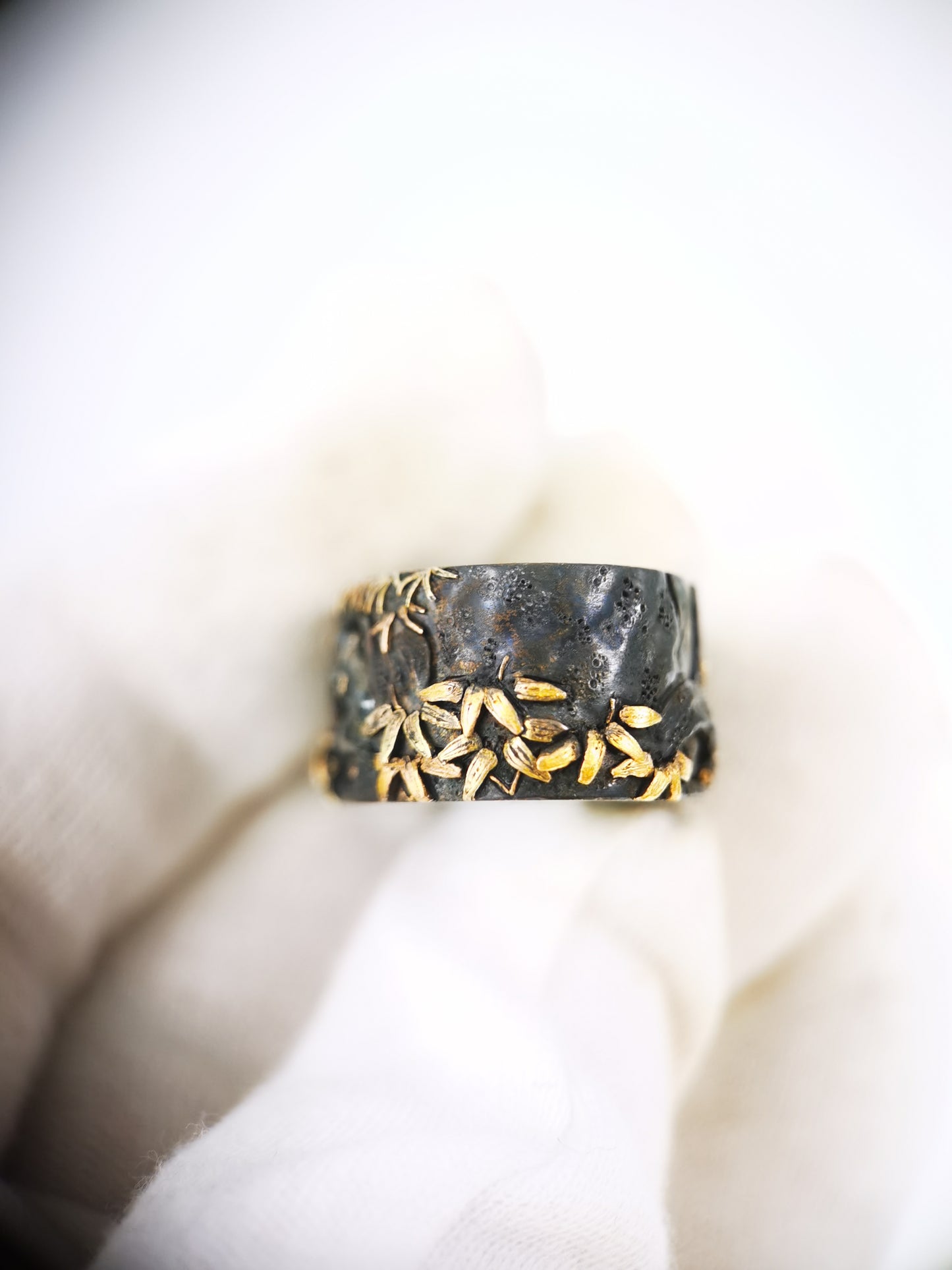 Japanese Hollow Tree & Small Creatures Pattern Single Fuchi for Katana Wakziashi Edo Period Antique F217