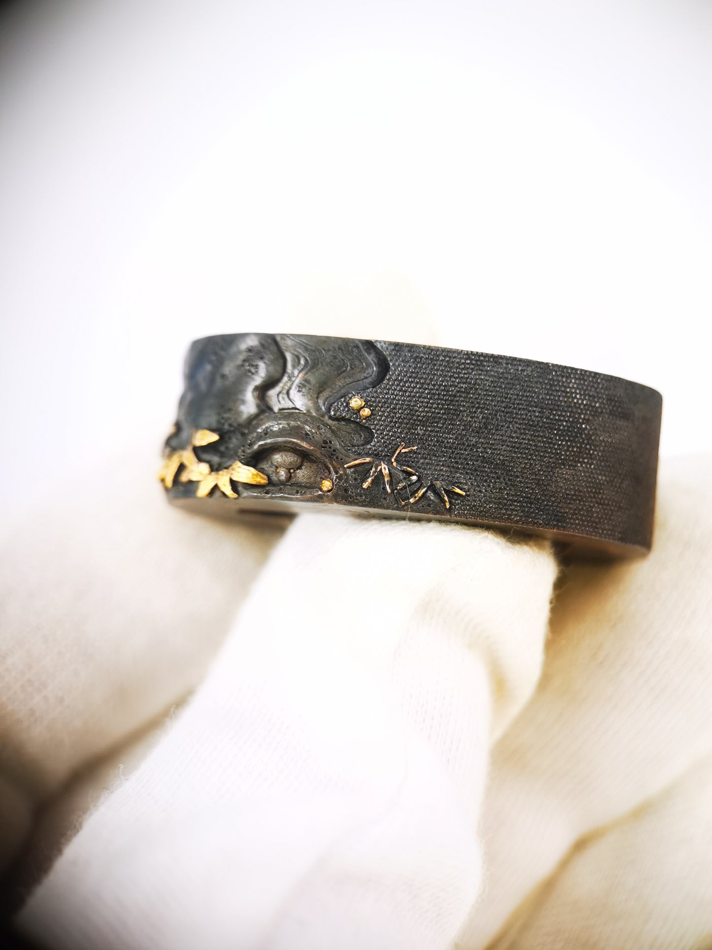 Japanese Hollow Tree & Small Creatures Pattern Single Fuchi for Katana Wakziashi Edo Period Antique F217