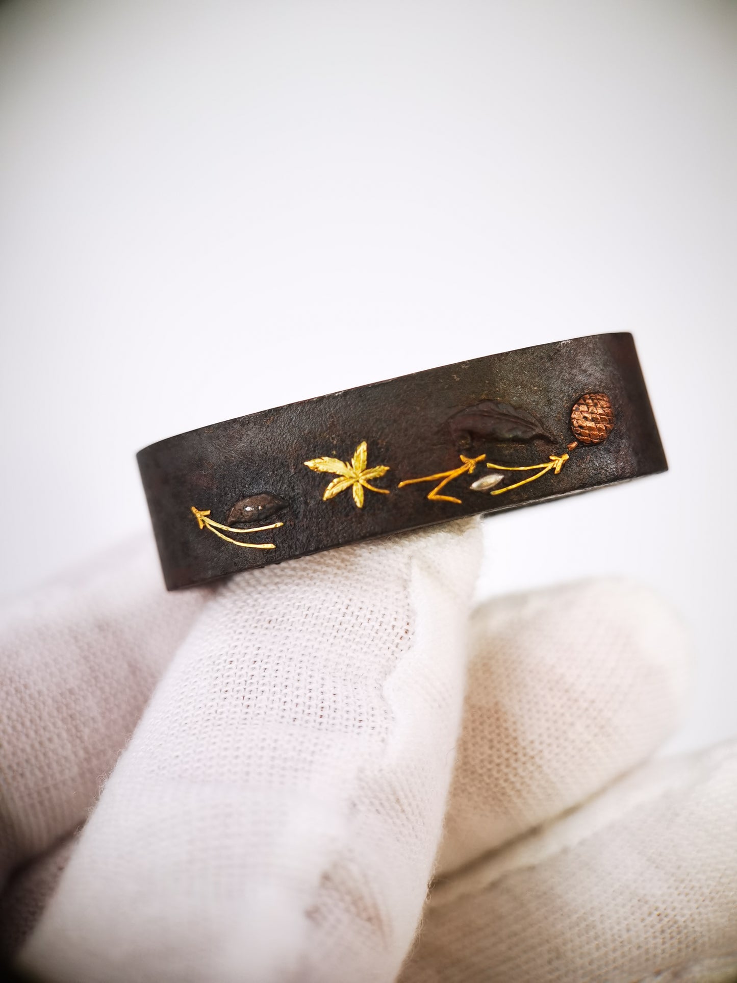 Japanese Pine Cone, Needle & Fallen Leaf Pattern Single Fuchi for Wakziashi Edo Period AntiqueF219